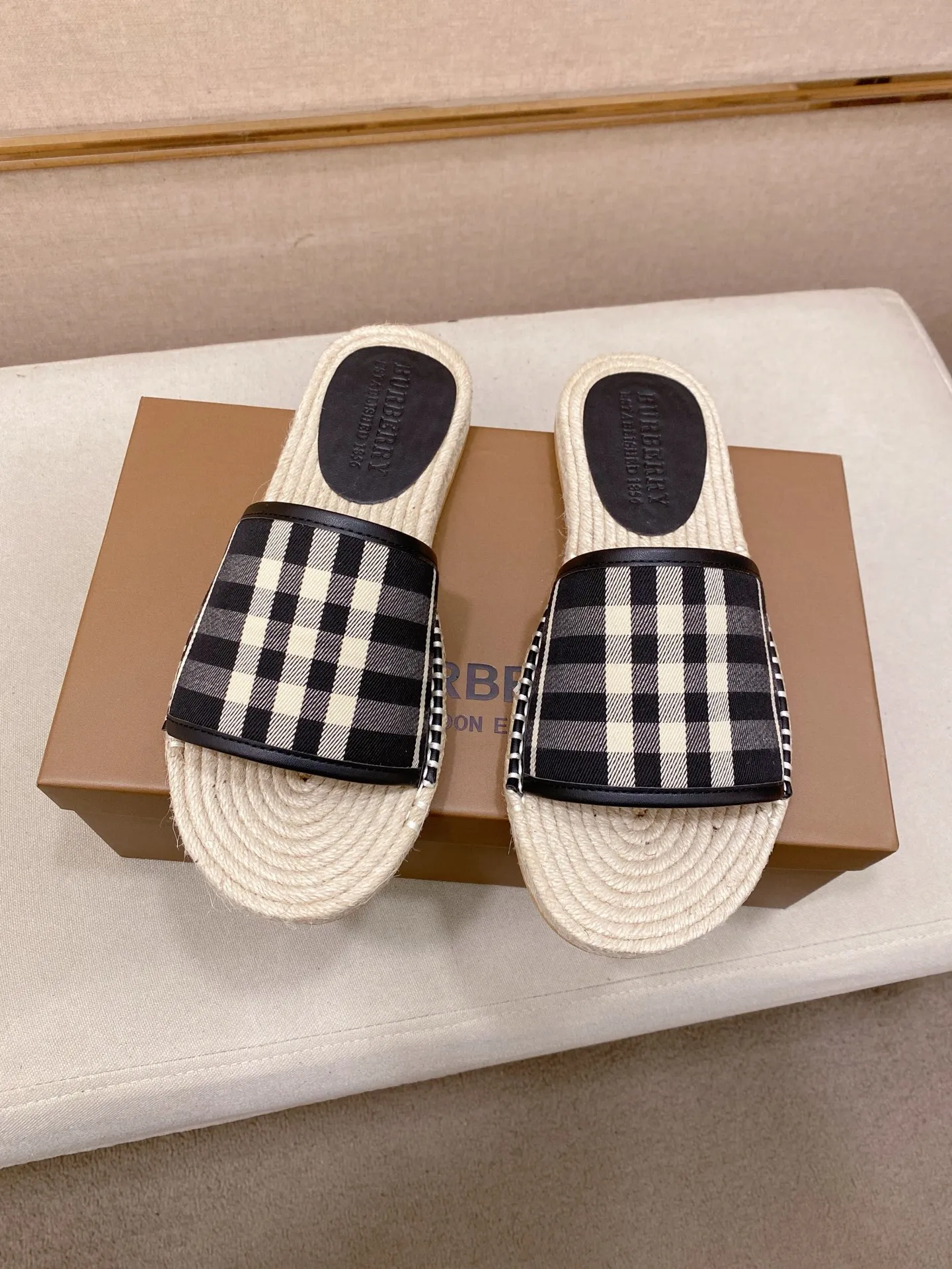 Factory price: 320💰 [Burberry slippers] High-end brand of men's shoes, official website 1:1 latest masterpiece: original mold customization, the fabric is made of imported original fabric, and the hemp rope upgraded outsole is lighter and non-slip. The market's top quality, simple yet tasteful, a must-have for fashionistas, fashionable at your feet, full of confidence, the same style at the counter 👍The season of summer slippers is here. Code: 38-44 Customized 45.46.47.